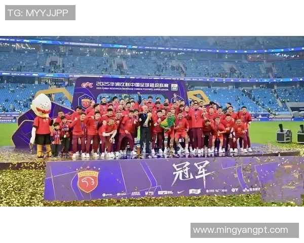 日本足球明星在上海展现风采引发球迷热烈追捧与期待